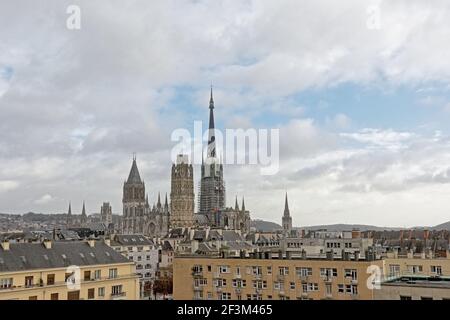 Luftaufnahme auf die verzierte gotische Kathedrale von Rouen und`s Umgebung, Frankreich Stockfoto